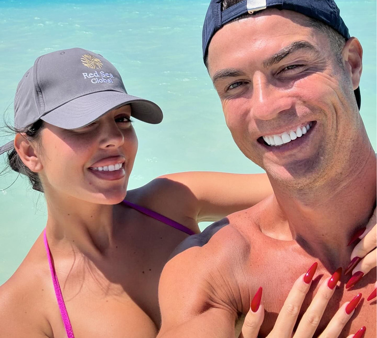 Голоторсий Роналду з нареченою у бікіні пробіглися пляжем. Фото