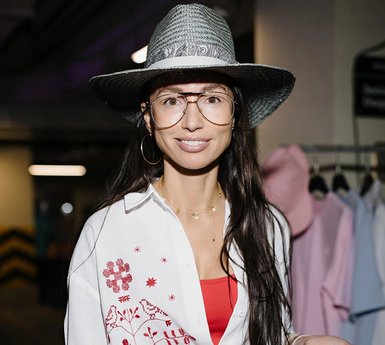 Ексдружина Арістова вигнулася в бікіні під душем і порадила не гнатися за ідеалами