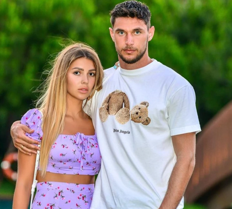 Найулюбленіший уболівальник: дружина Яремчука показала його ніжний момент з сином після переможного гола Словаччині