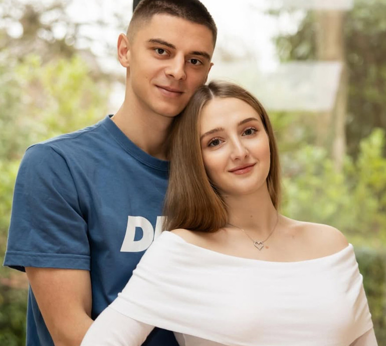 Футболіст Миколенко з коханою повідомили про народження доньки. Відео