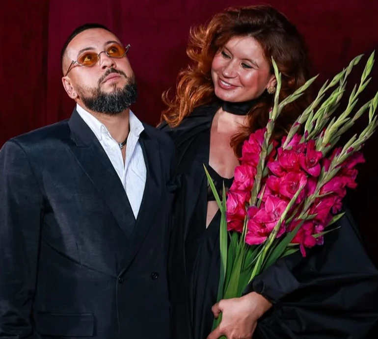 Вчимося знаходити радощі: дружина Монатіка у рожевому максі показалася на прогулянці з 3-місячним сином