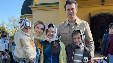 Юрушева з дочками і Скічком попозували з кошиками коло церкви