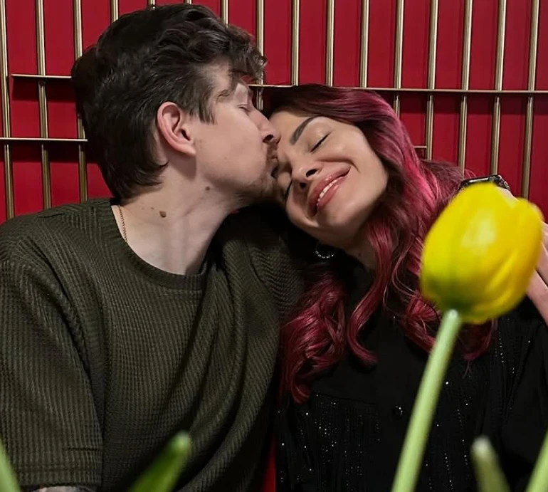 MamaRika в обтислому ромпері показала, як коханий у спортзалі помацав її за дупцю. Фото