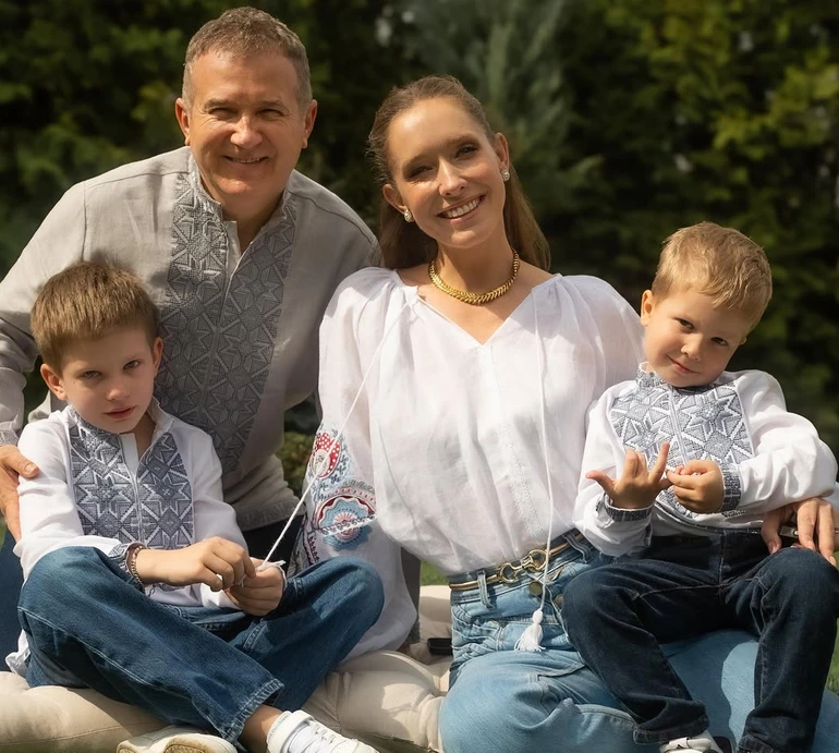 Осадча у підтяжках попозувала для сімейних портретів з Горбуновим і двома синами
