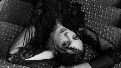 Дева Кассель у прозорому комбінезоні покричала для ефектних фото в глянці