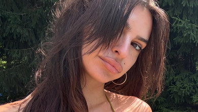 Повністю оголена Ратаковскі поніжилася на сонечку та показала, як минає її липень