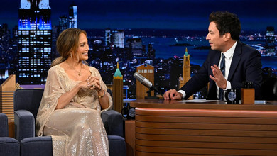 Лопес у блискучій сукні-пеньюарі посвітила вигинами на шоу Феллона. Фото