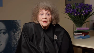 95-річна Ліна Костенко у стильному тренчі оголосила, що стала обличчям модного бренду. Відео