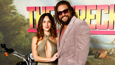 Джейсон Момоа у велюрі пригорнув на кінопрем'єрі кохання всього свого життя​​ зі звабним декольте . Фото