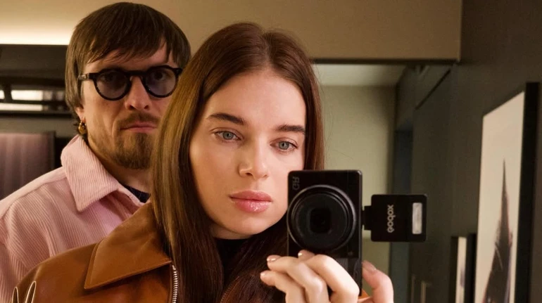 Усик у рожевому вельветі показався з дружиною в Естонії на романтичних фото