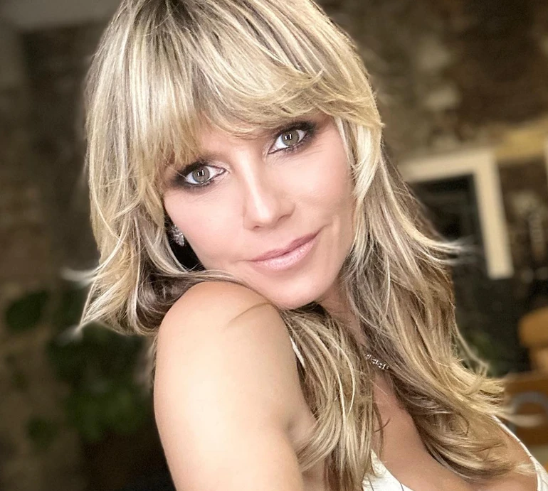 Клум у шубі на голе тіло посвітила грудьми на зйомках у воді