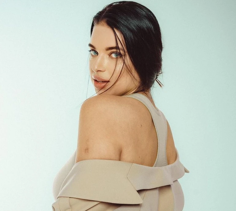 Дружина Усика замилувала обіймами старшої доньки з тримісячною сестричкою. Фото