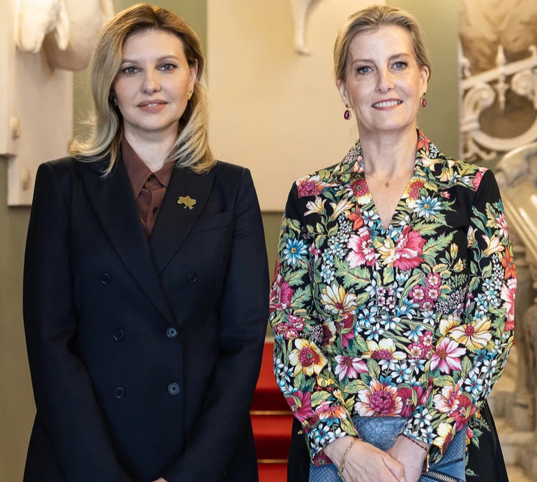 Вперше в Україні: герцогиня Единбурзька у квітковій сукні  прогулялася Києвом із Зеленською в елегантному костюмі