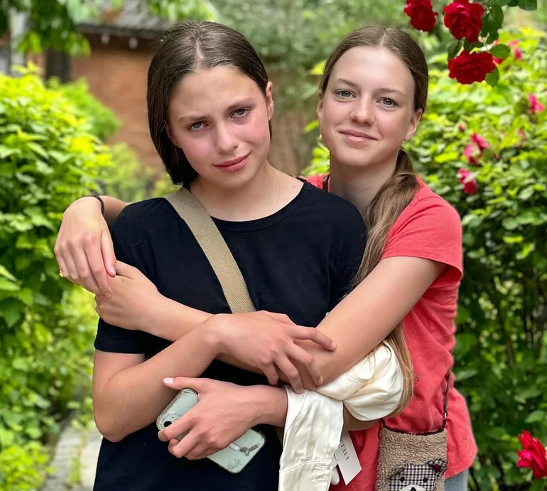 Полякова показала 12-річну доньку в сльозах та повідомила, чому забирає її з Лондона в Україну