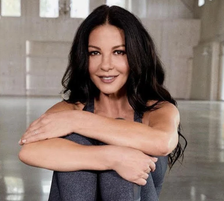 54-річна Зета-Джонс у крихітному бікіні попозувала для атмосферних фото