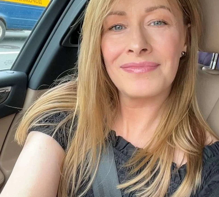 Нарожала собі купу дітей: Кравець на дивані затишно зазнімкувалася з сином і донькою