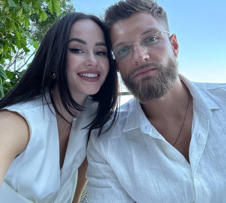 Знайдіть 10 відмінностей: Парфільєва з чоловіком і сином у фемілі-луках похвалилися своїми тачками