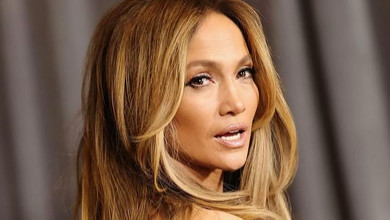 Блейзер на голе тіло та срібне плетиво: Лопес вразила гламурними луками без бра. Фото