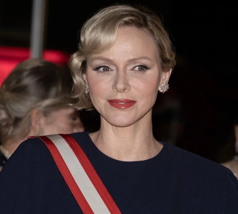 Княгиня Шарлін у темно-синьому максі з чоловіком і його ріднею показалася на урочистому зібранні. Фото