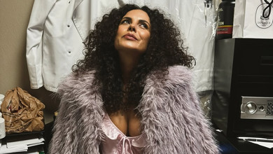 Каменських у бузковій шубці попозувала з Мерилін Монро та посвітила декольте в рожевих рюшах. Фото