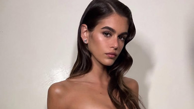 Дочка Кроуфорд у лосинах і крихітному топі ефектно попозувала на підлозі для реклами своєї колекції. Фото