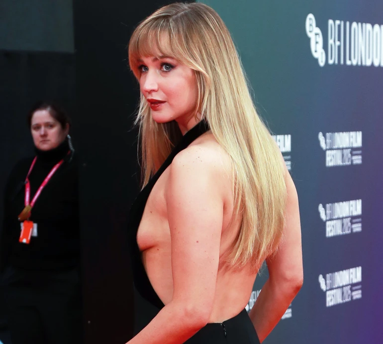 Лоуренс у сукні від Armani ефектно оголила спину на прем'єрі свого фільму у Лондоні