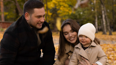 Справжня розкіш: Саша Бо замилувала осінніми фото з чоловіком і трьома дітьми в однакових тренчах