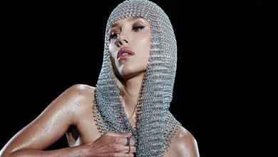 Квіткова у лакованому екстраміні та з кольчужним капюшоном розляглася на підлозі для мокрих фото