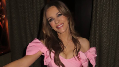 Син Ліз Херлі в піджаку на голе тіло підтримав ошатну зіркову маму на важливій події. Фото