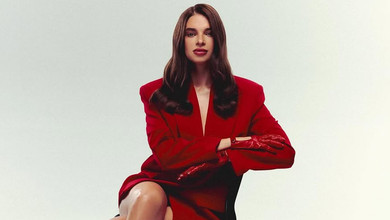 Дружина Усика у червоному жакеті та пальчатках похизувалася довгими ногами перед камерою. Фото