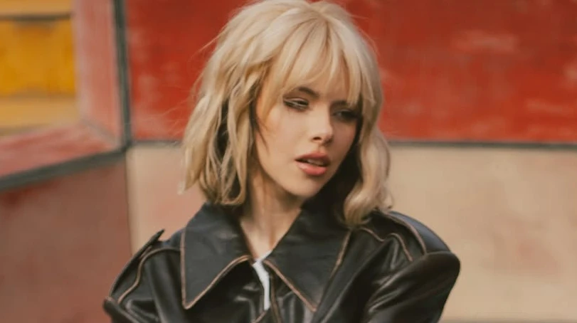 Волосся пахне весною: Кондратенко у денімі з розрізом та шкірянці наробила стильних фото