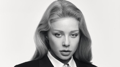 Кароль з металевим декольте попозувала в костюмі від українського бренду для португальського VOGUE