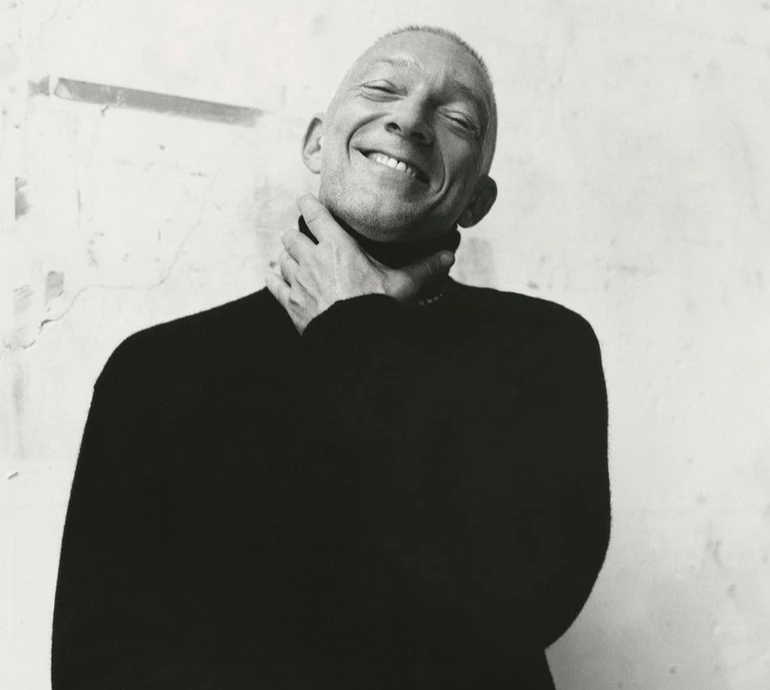 56-річний Кассель посвітив голим торсом у глянці, а його молода подружка зацінила