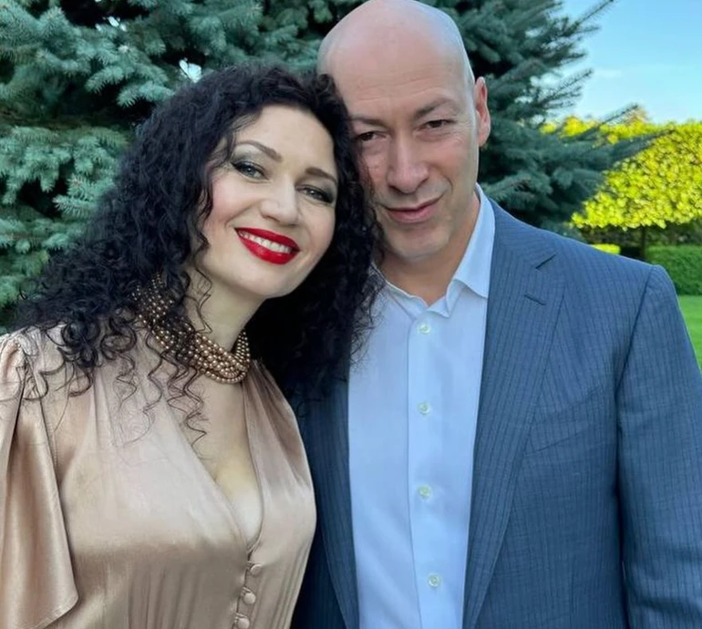 Гордон приобійняв дружину у вишуканій сукні для осінніх фото