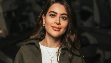 Буває і таке: Раміна в декольтованій сукні та на підборах здивувала незвичним для неї образом