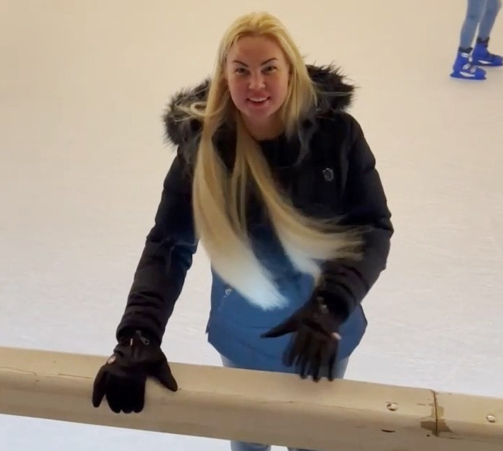 Ковзани та глінтвейн: Камалія показала своє дозвілля в Києві з Захуром і доньками. Відео