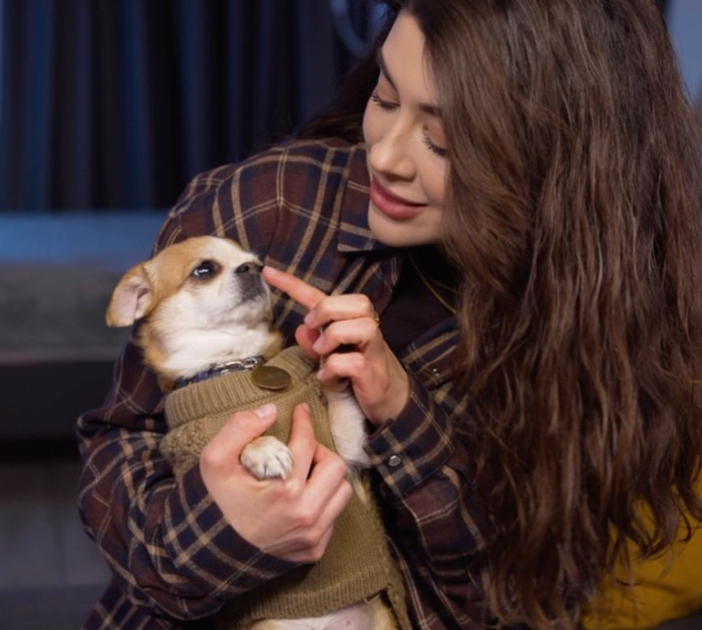 Вірю в краще: Раміна показала свого песика у клініці і попередила про небезпечні наслідки укусу кліща