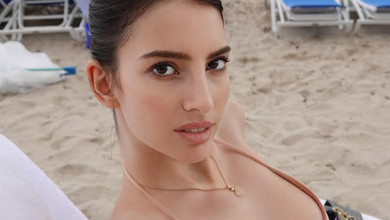 Міс Всесвіт Україна-2024 Пономаренко в пудровому купальнику заселфилася на пляжі у Маямі