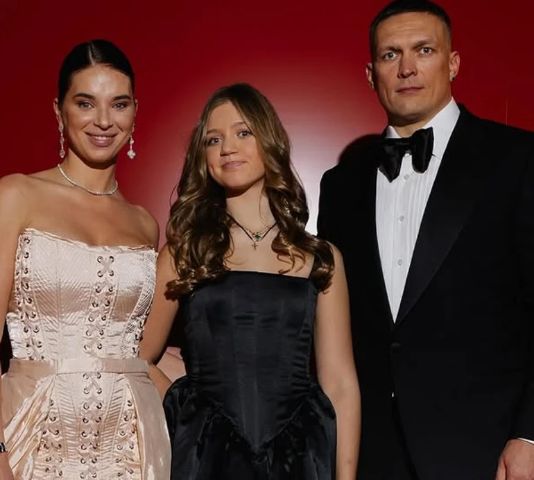 Дружина Усика помилувалася 15-річною дочкою у яскравому образі з квіткою у волоссі