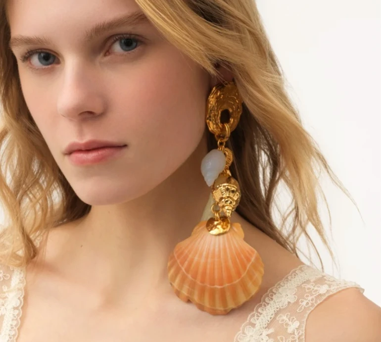 Мушлі, кольорові окуляри та ремінь XXL: чим доповнити образи влітку 2025?