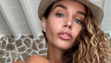 Фокіна у смарагдовому та нюдовому бікіні підставила струнке тіло сонцю на Міконосі