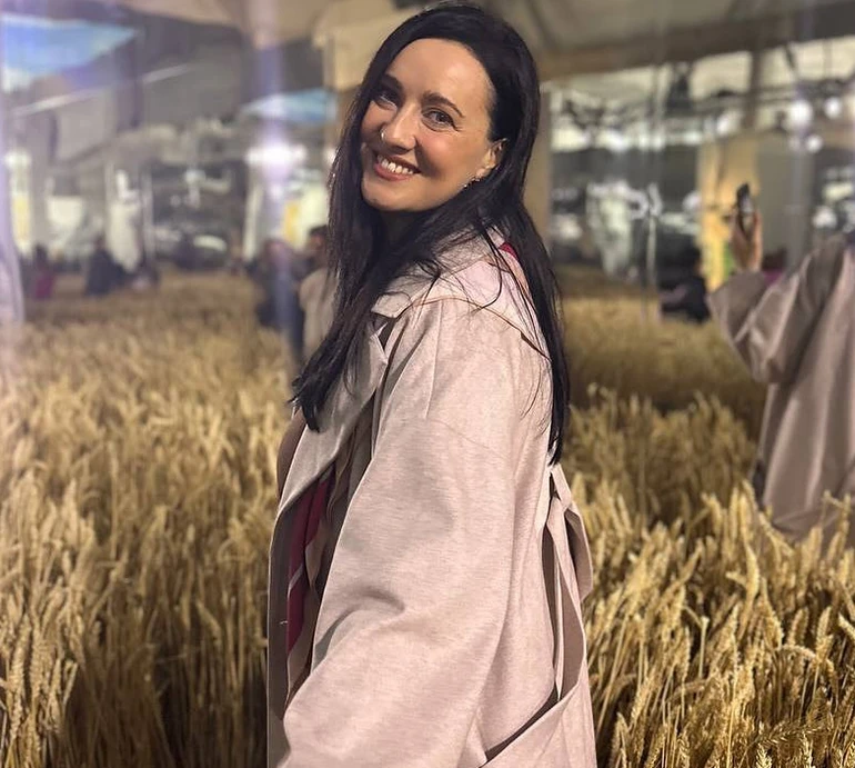 Ніжності на колії та цілунок серед латаття: Вітвіцька показала романтику з нареченим на виставці. Фото