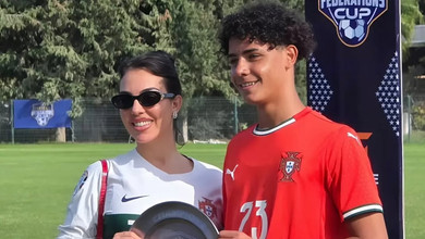 Люблю бути мамою: наречена Роналду похвалилася нагородою його 15-річного сина на футбольному полі. Фото