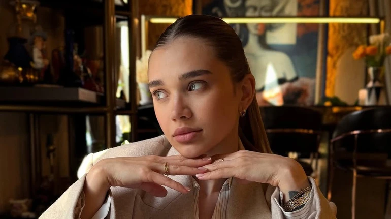 Саша Бо перед камерою похизувалася формами у бікіні