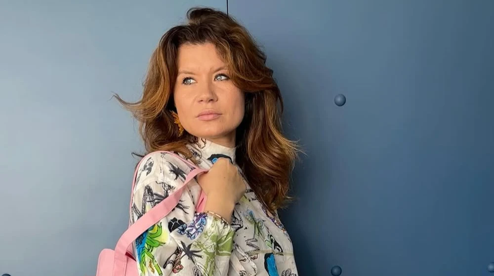 Контент без сенсу: дружина Монатіка у спортивках і з трендовою торбинкою заселфилася в ліфті