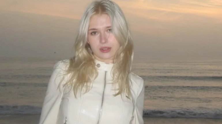 Старша донька Брежнєвої у напівпрозорому топі попозувала на тлі вечірнього Лос-Анджелеса напередодні свого 25-річчя