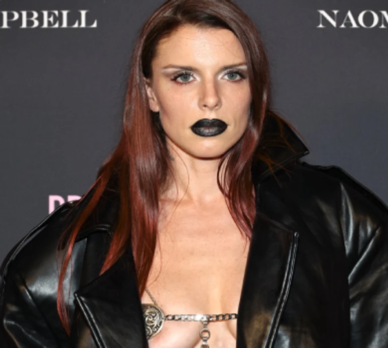  Все одно, що гола: Джулія Фокс епатувала появою в крихітному металевому спідньому