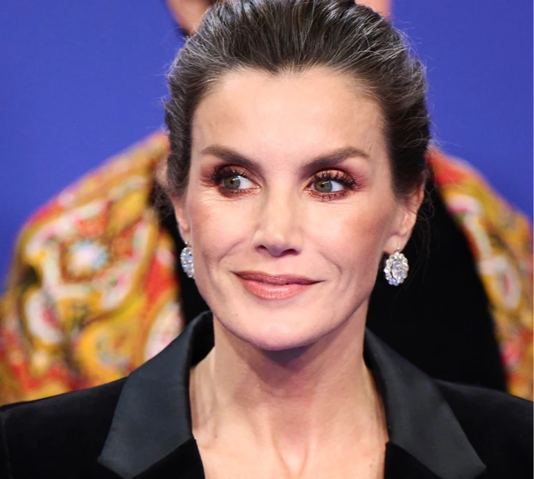 Сама елегантність: королева Летісія вигуляла оксамитовий total black за $2 тисячі