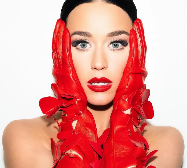 Кеті Перрі у спідньому та сітці посвітила пласким животиком на музичній премії. Фото