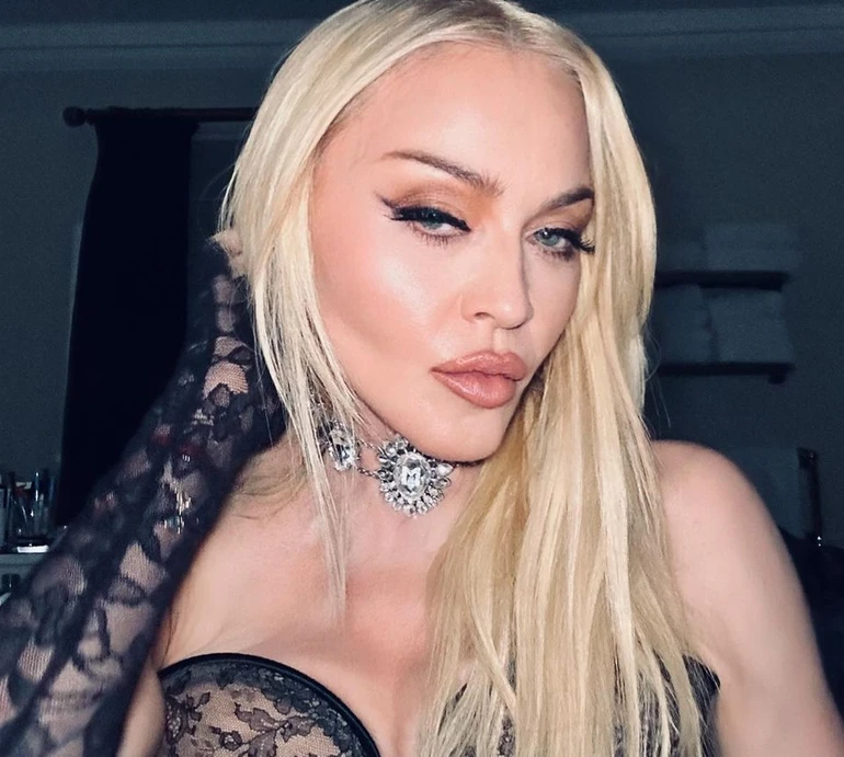 Порно без попередження: фанат подав до суду на Мадонну через її виступ